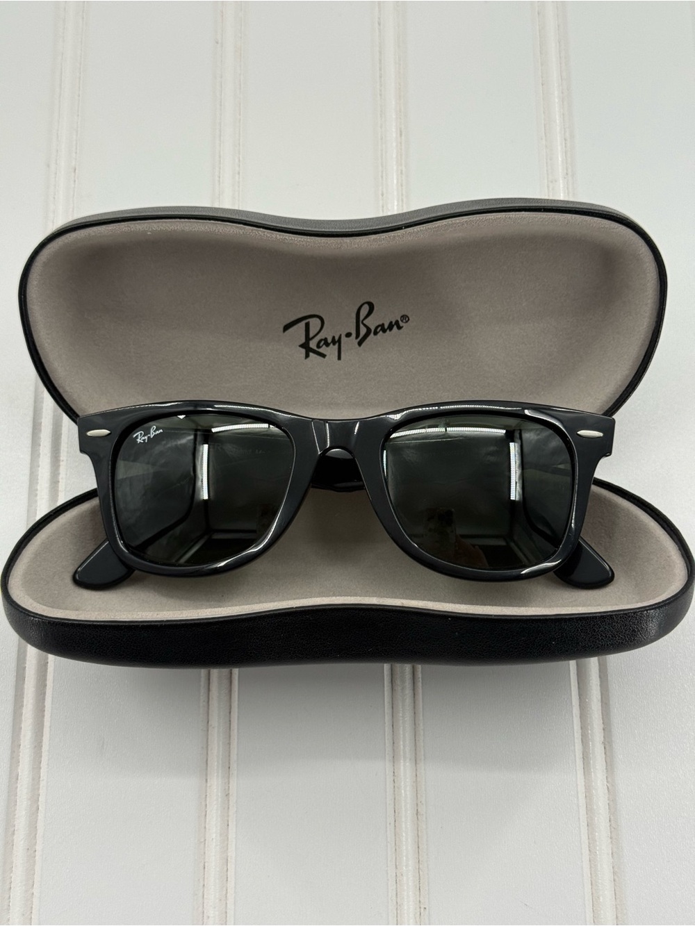 Ray-Ban Wayfarer Sunglasses Polarized 100% UV Protection Black With Hard Case